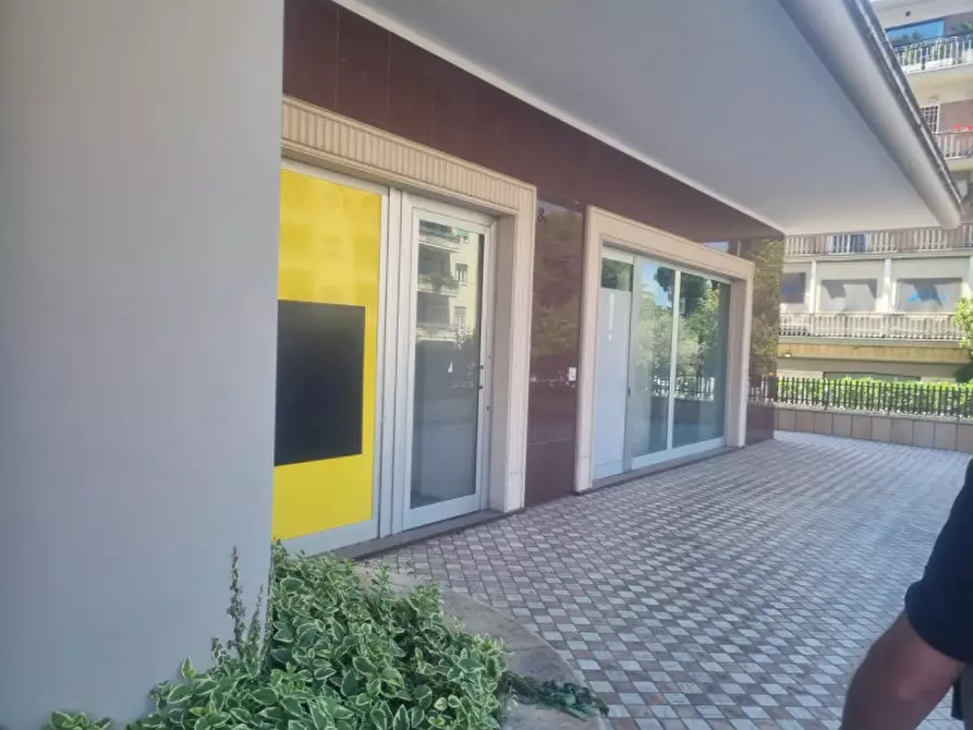 Immagine 6 di Negozio in affitto  in Via Igea a Roma
