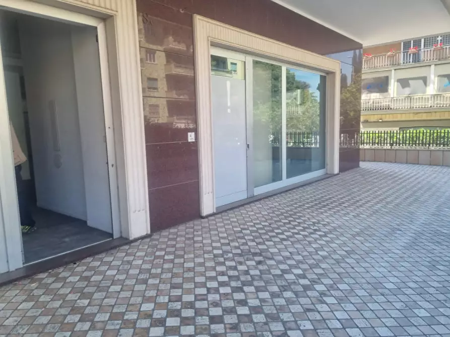 Immagine 10 di Negozio in affitto  in Via Igea a Roma