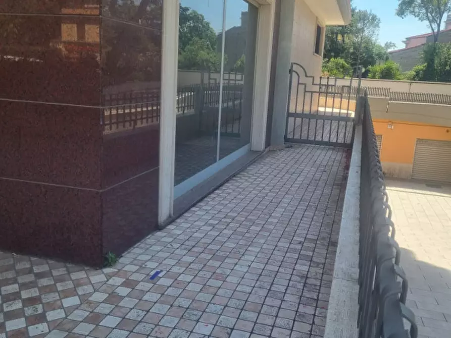 Immagine 15 di Negozio in affitto  in Via Igea a Roma