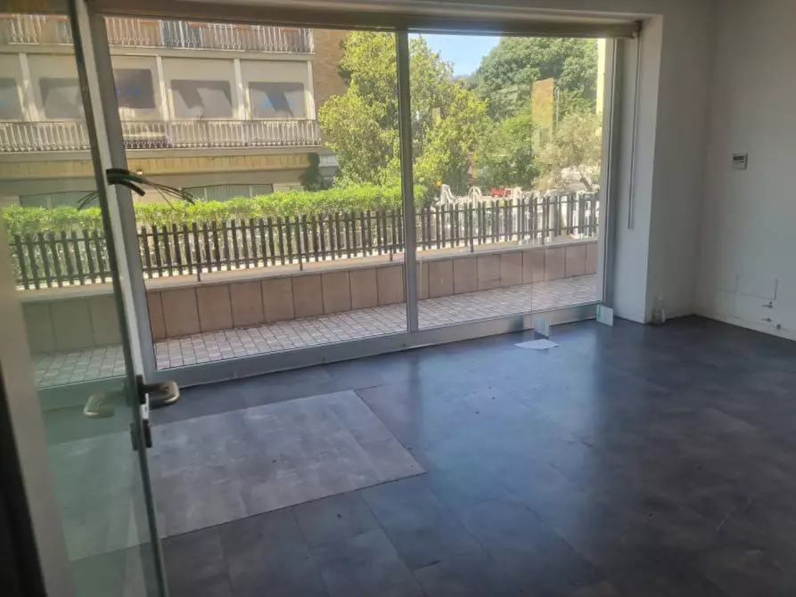 Immagine 16 di Negozio in affitto  in Via Igea a Roma