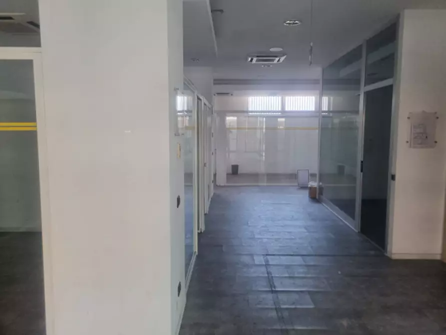 Immagine 18 di Negozio in affitto  in Via Igea a Roma