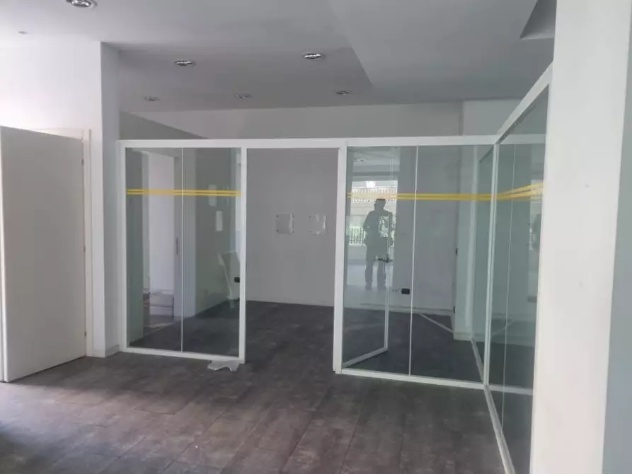 Immagine 19 di Negozio in affitto  in Via Igea a Roma