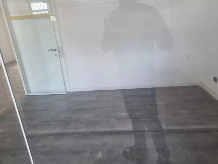 Immagine 25 di Negozio in affitto  in Via Igea a Roma