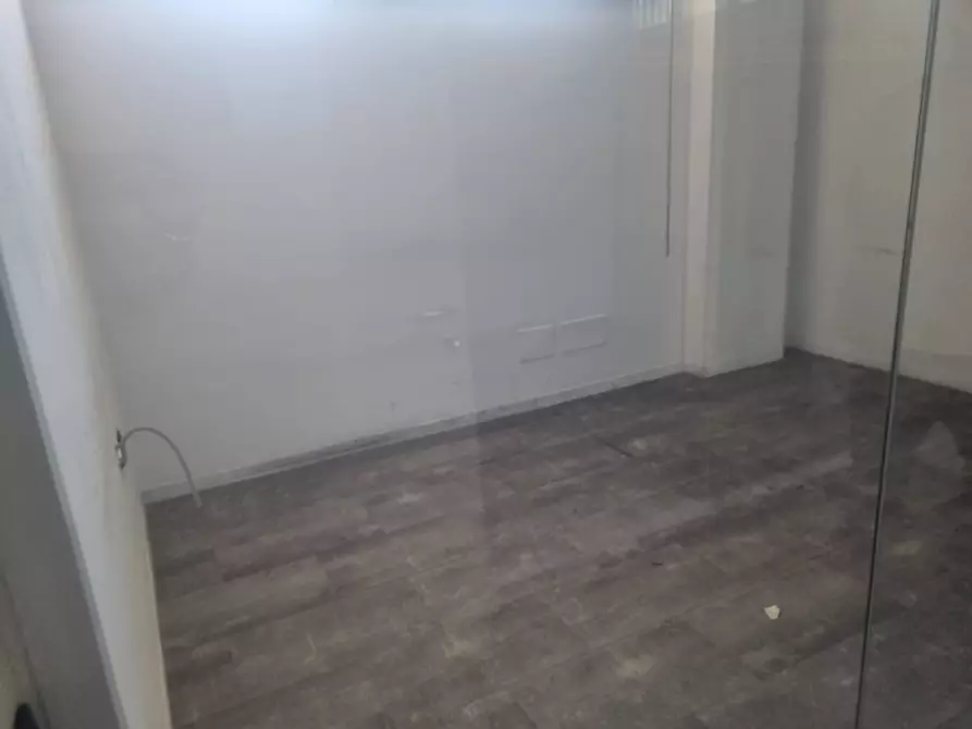 Immagine 26 di Negozio in affitto  in Via Igea a Roma