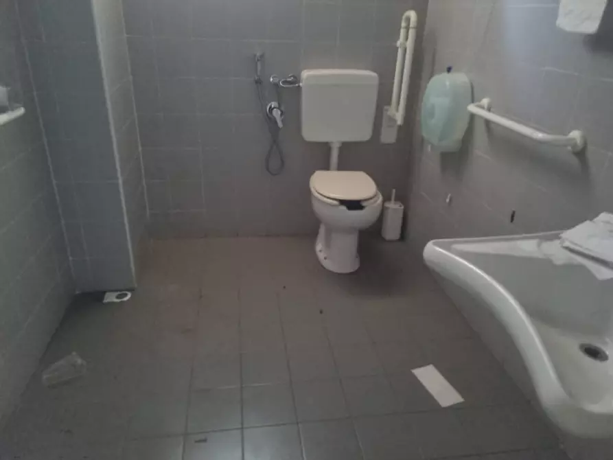 Immagine 28 di Negozio in affitto  in Via Igea a Roma