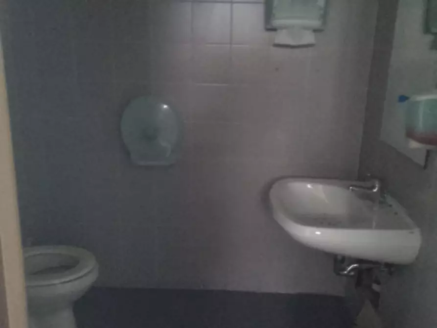 Immagine 29 di Negozio in affitto  in Via Igea a Roma