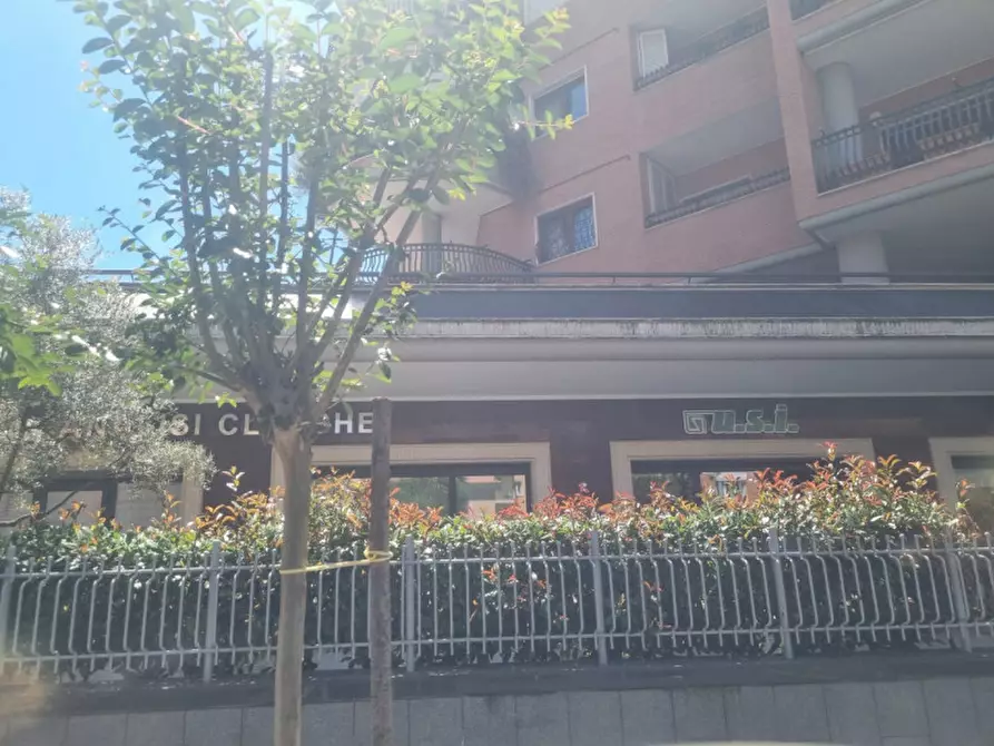 Immagine 33 di Negozio in affitto  in Via Igea a Roma