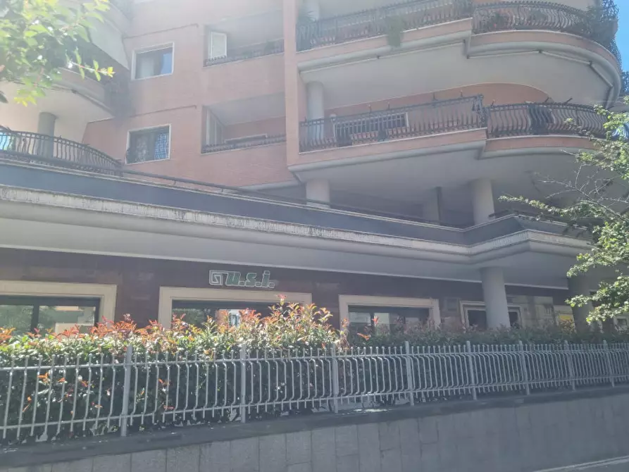 Immagine 34 di Negozio in affitto  in Via Igea a Roma