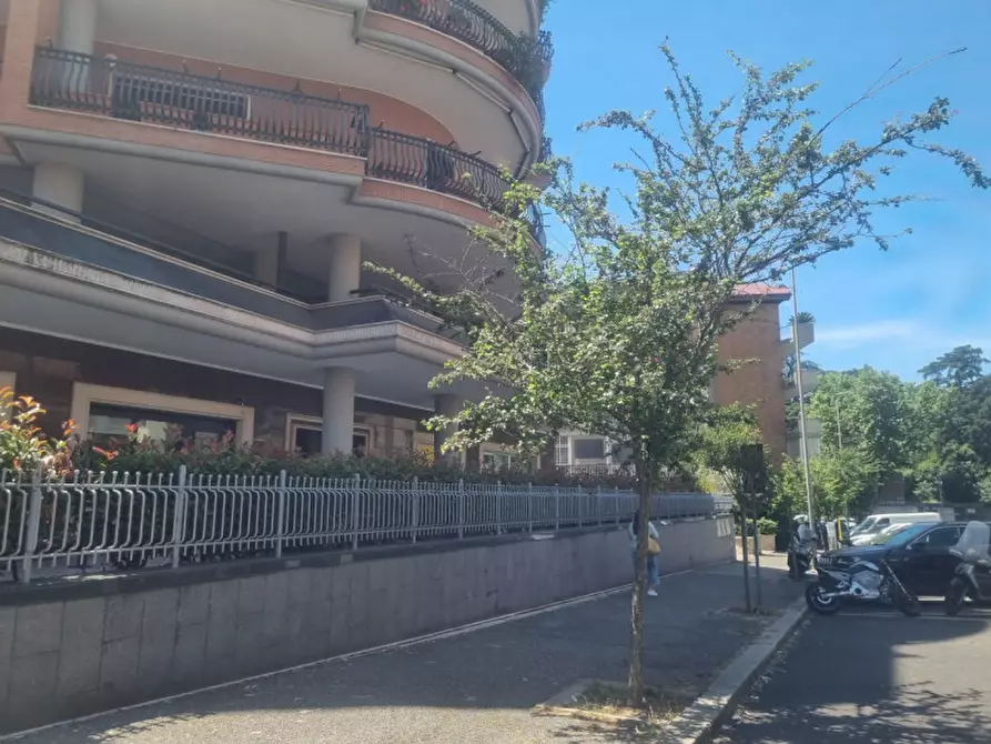 Immagine 35 di Negozio in affitto  in Via Igea a Roma