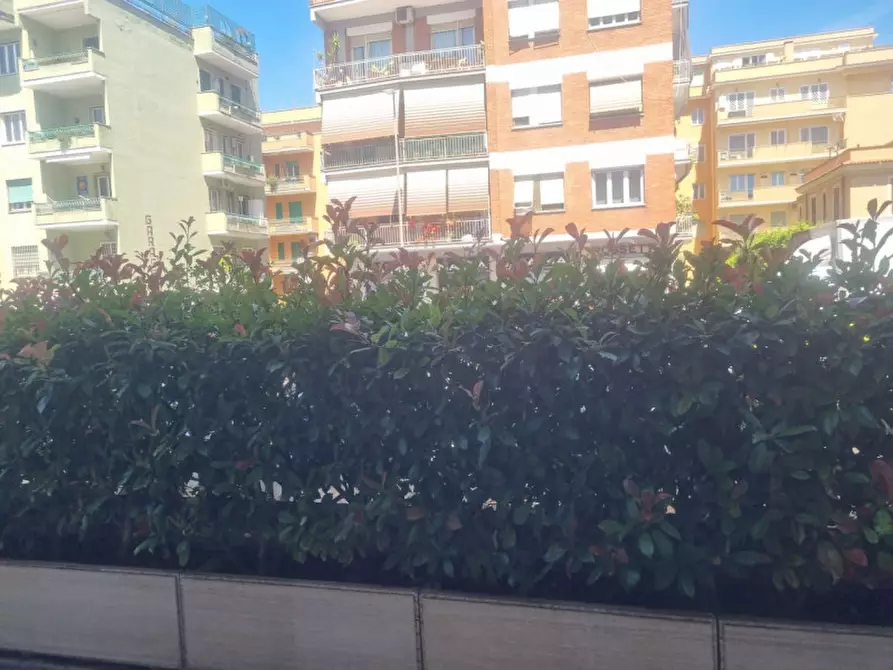 Immagine 36 di Negozio in affitto  in Via Igea a Roma