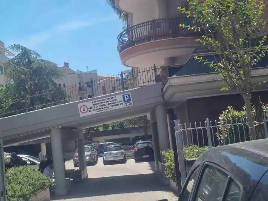 Immagine 37 di Negozio in affitto  in Via Igea a Roma