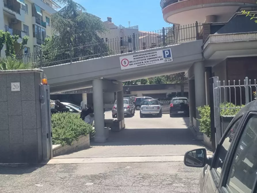Immagine 38 di Negozio in affitto  in Via Igea a Roma