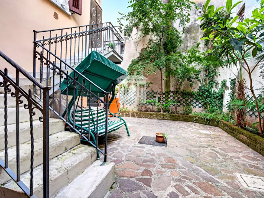 Immagine 2 di Palazzo in vendita  in Via Fantoni a Salò