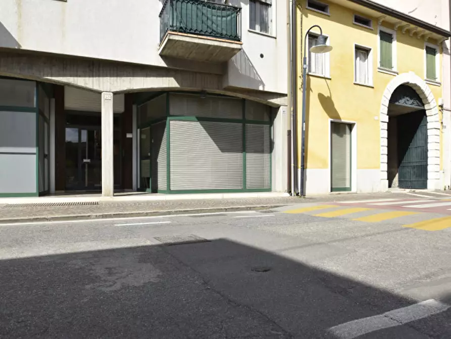 Immagine 1 di Negozio in vendita  in Via Roma 41 a Bussolengo