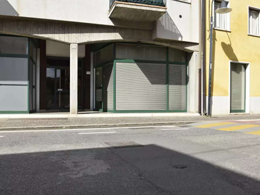 Immagine 2 di Negozio in vendita  in Via Roma 41 a Bussolengo