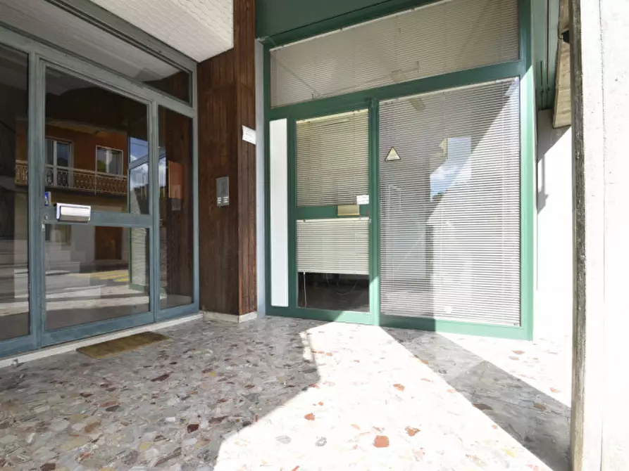 Immagine 3 di Negozio in vendita  in Via Roma 41 a Bussolengo