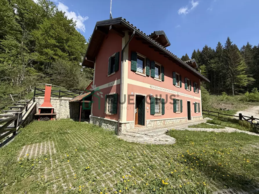 Immagine 1 di Villa in vendita  in Via Magnaboschi a Roana