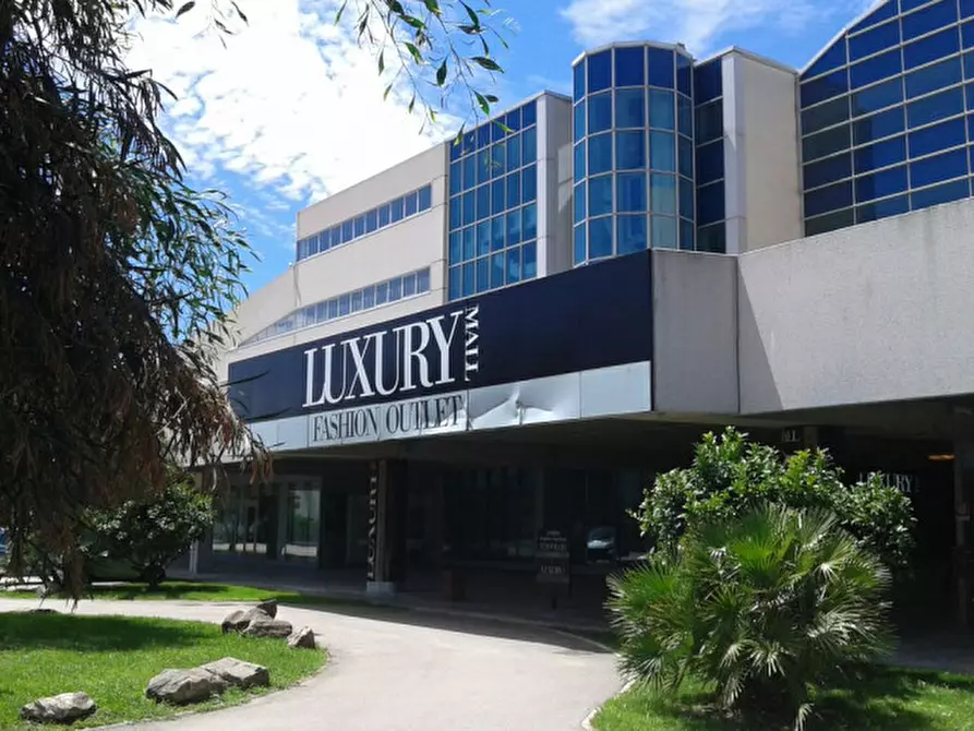 Immagine 1 di Negozio in vendita  in via mincio 26 a Olbia