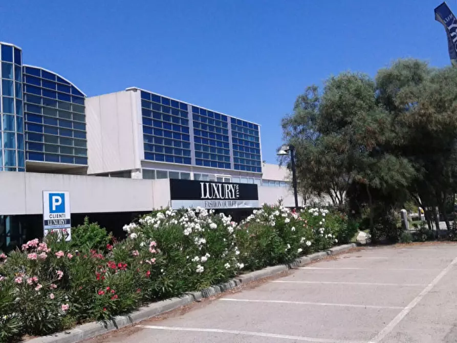 Immagine 2 di Negozio in vendita  in via mincio 26 a Olbia