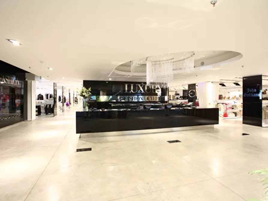 Immagine 8 di Negozio in vendita  in via mincio 26 a Olbia