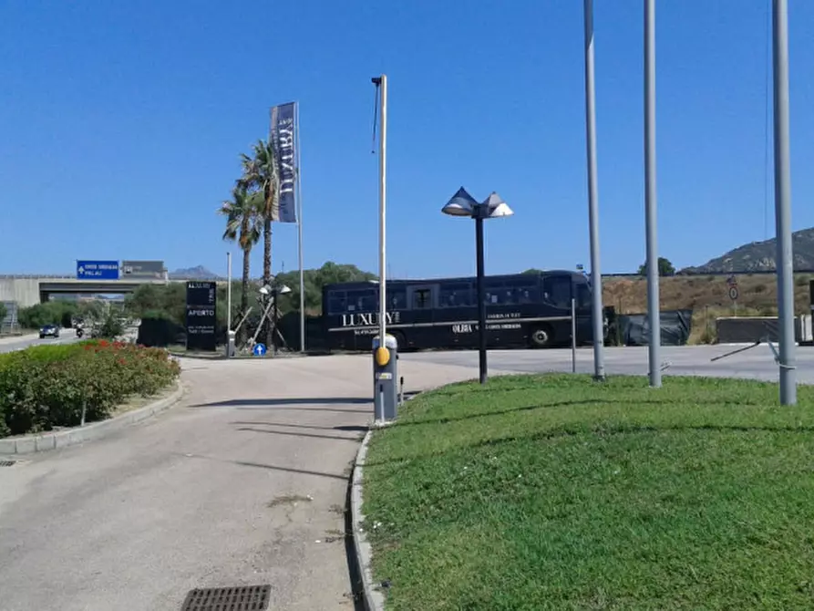 Immagine 12 di Negozio in vendita  in via mincio 26 a Olbia