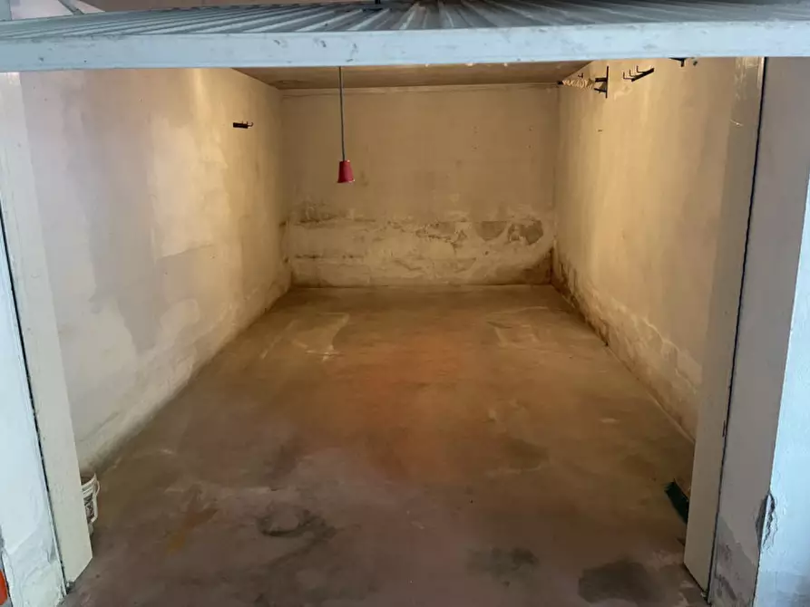 Immagine 2 di Garage in vendita  a Suzzara