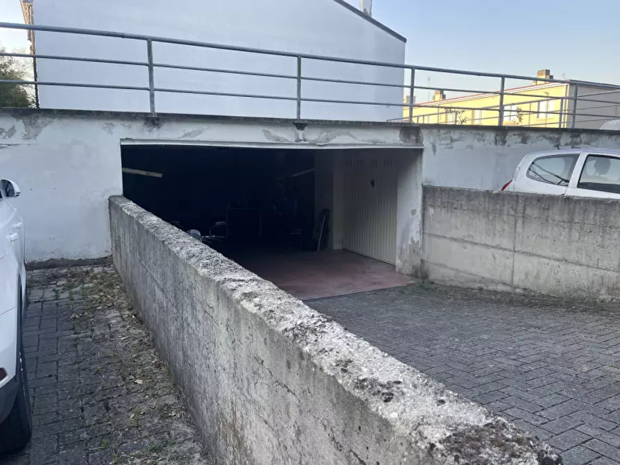 Immagine 5 di Garage in vendita  a Suzzara