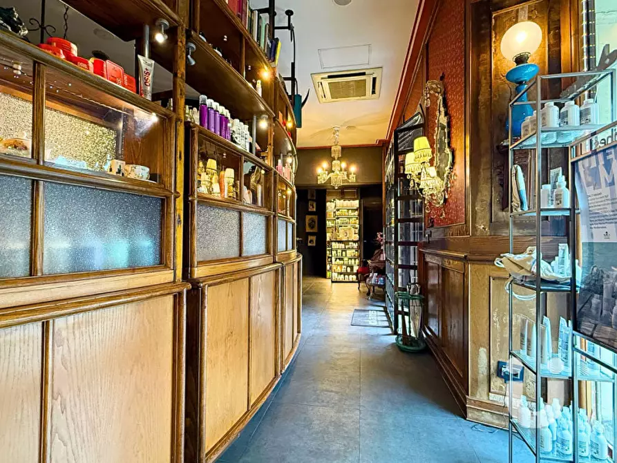 Immagine 12 di Negozio in vendita  in Via Francesco Crispigni a Roma