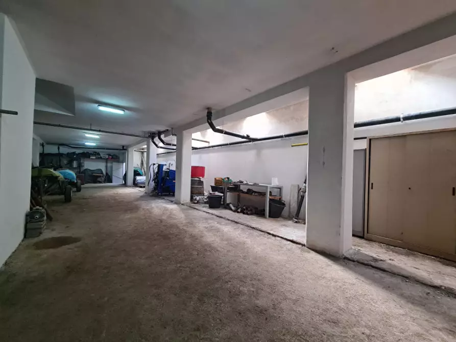 Immagine 2 di Garage in vendita  a Bisceglie