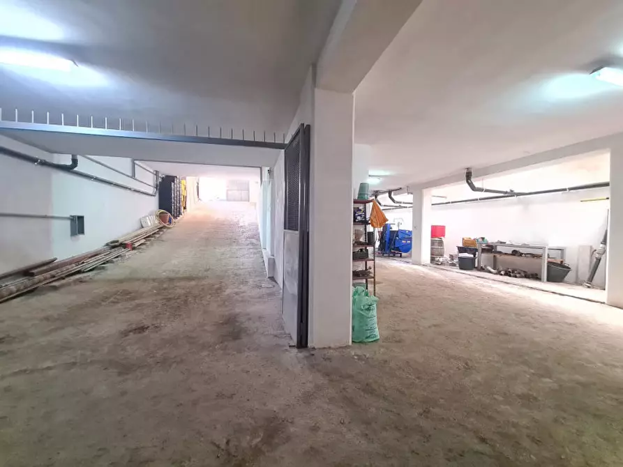 Immagine 4 di Garage in vendita  a Bisceglie