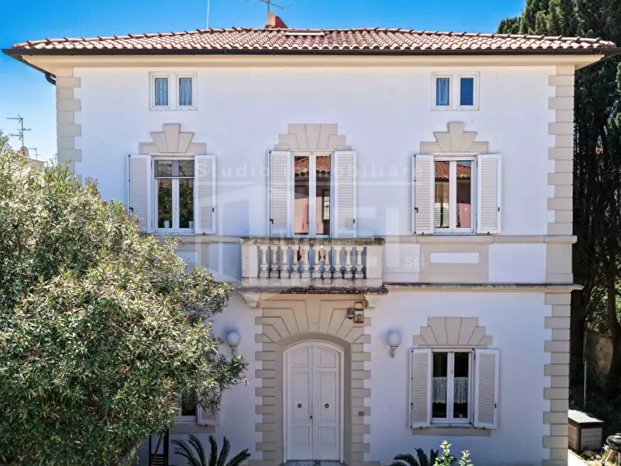 Immagine 1 di Villa in vendita  in via dell'elba a Livorno