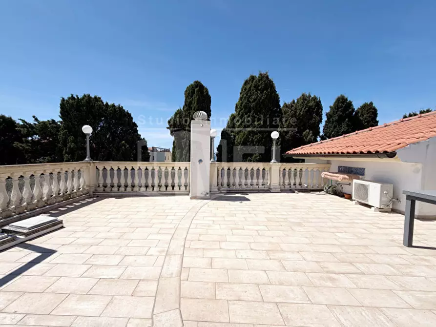 Immagine 2 di Villa in vendita  in via dell'elba a Livorno