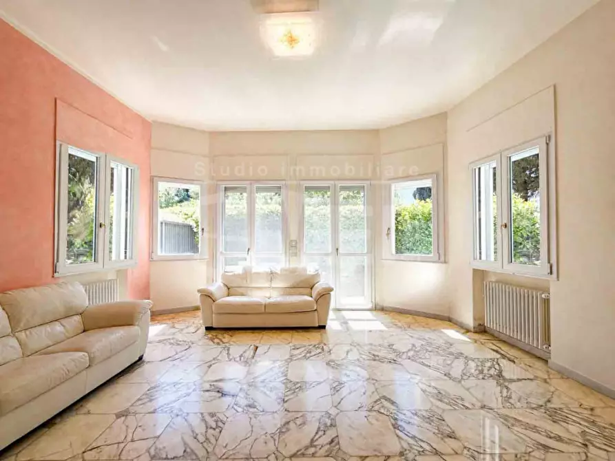 Immagine 4 di Villa in vendita  in via dell'elba a Livorno