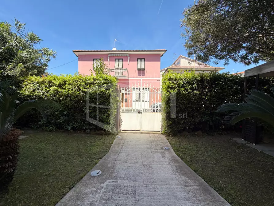 Immagine 5 di Villa in vendita  in via dell'elba a Livorno