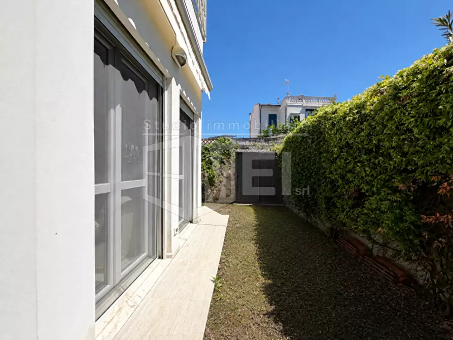 Immagine 21 di Villa in vendita  in via dell'elba a Livorno