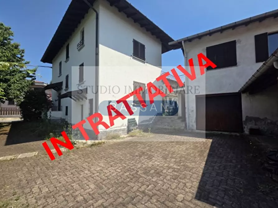 Immagine 1 di Casa bifamiliare in vendita  in Via Montello 43 a Albizzate