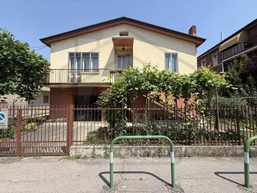 Immagine 1 di Casa indipendente in vendita  in Via Giovanni Pascoli a Padova