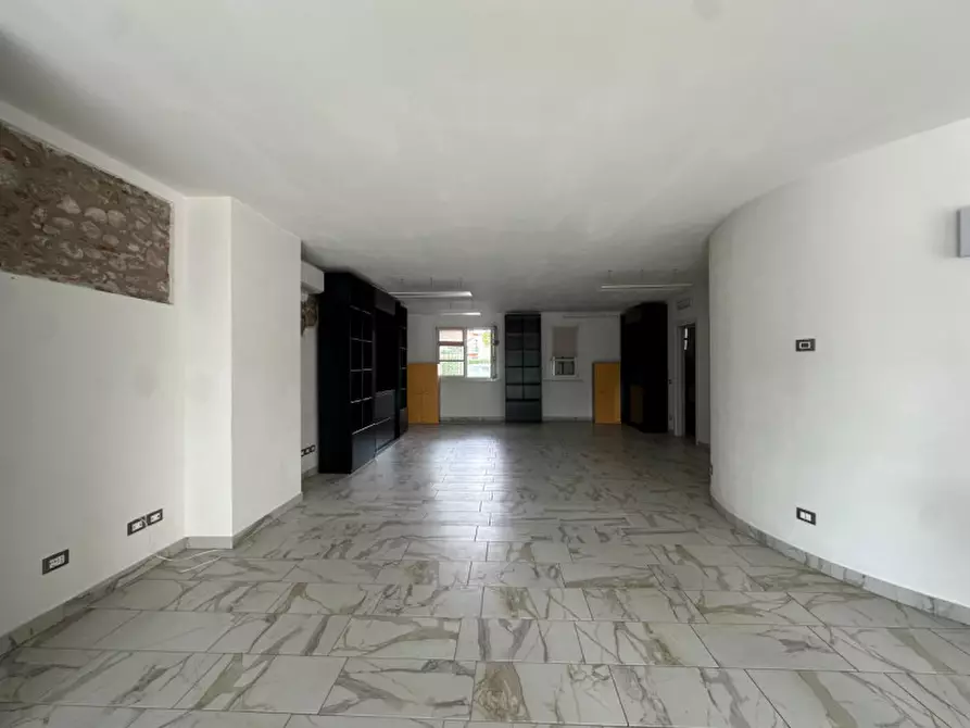 Immagine 1 di Negozio in affitto  in Via Roma a Nogarole Rocca