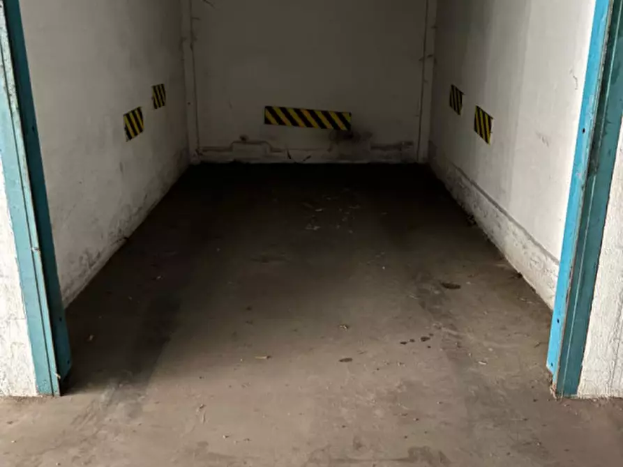 Immagine 1 di Garage in vendita  a Vicenza