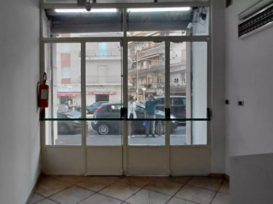 Immagine 1 di Attività commerciale in affitto  in Corso Arnaldo Lucci 54 a Napoli