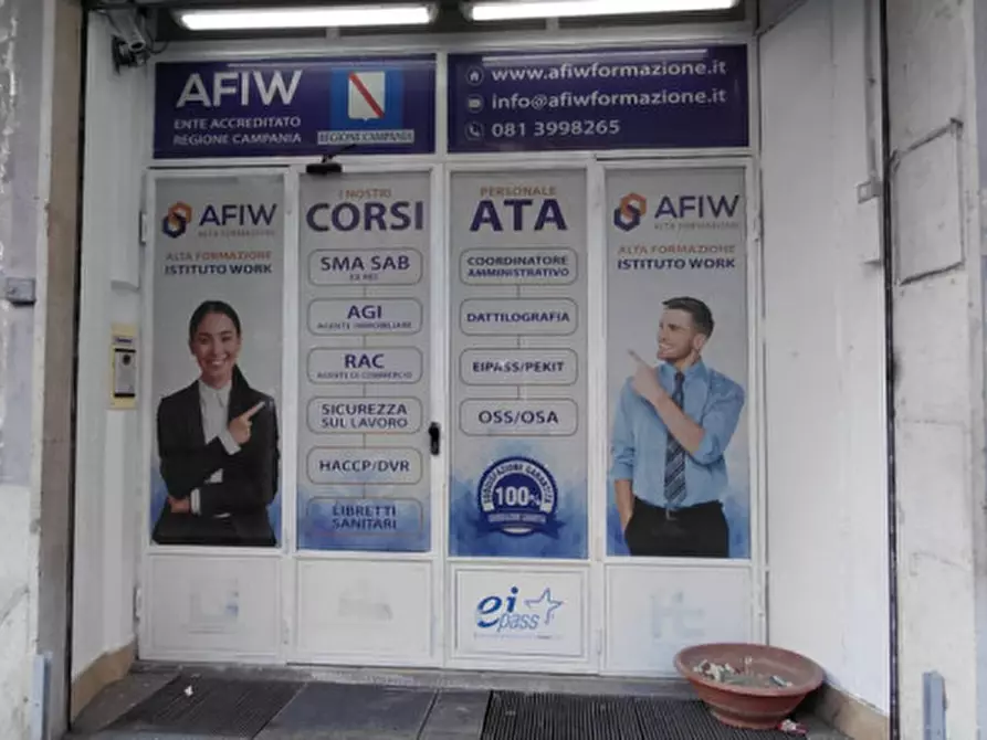 Immagine 3 di Attività commerciale in affitto  in Corso Arnaldo Lucci 54 a Napoli