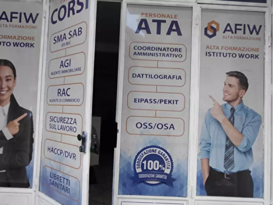 Immagine 4 di Attività commerciale in affitto  in Corso Arnaldo Lucci 54 a Napoli