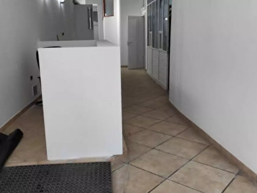 Immagine 5 di Attività commerciale in affitto  in Corso Arnaldo Lucci 54 a Napoli