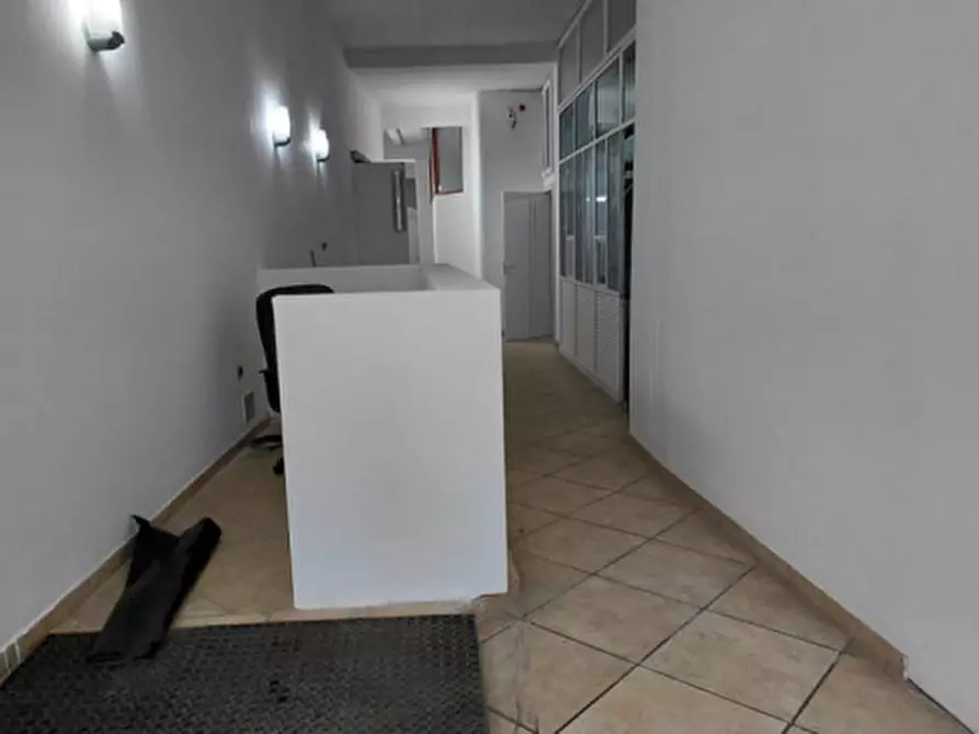 Immagine 8 di Attività commerciale in affitto  in Corso Arnaldo Lucci 54 a Napoli