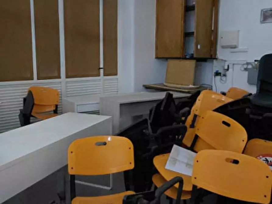 Immagine 10 di Attività commerciale in affitto  in Corso Arnaldo Lucci 54 a Napoli
