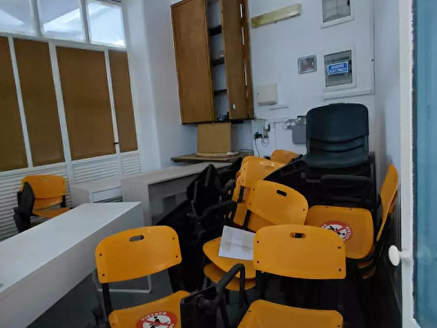 Immagine 12 di Attività commerciale in affitto  in Corso Arnaldo Lucci 54 a Napoli