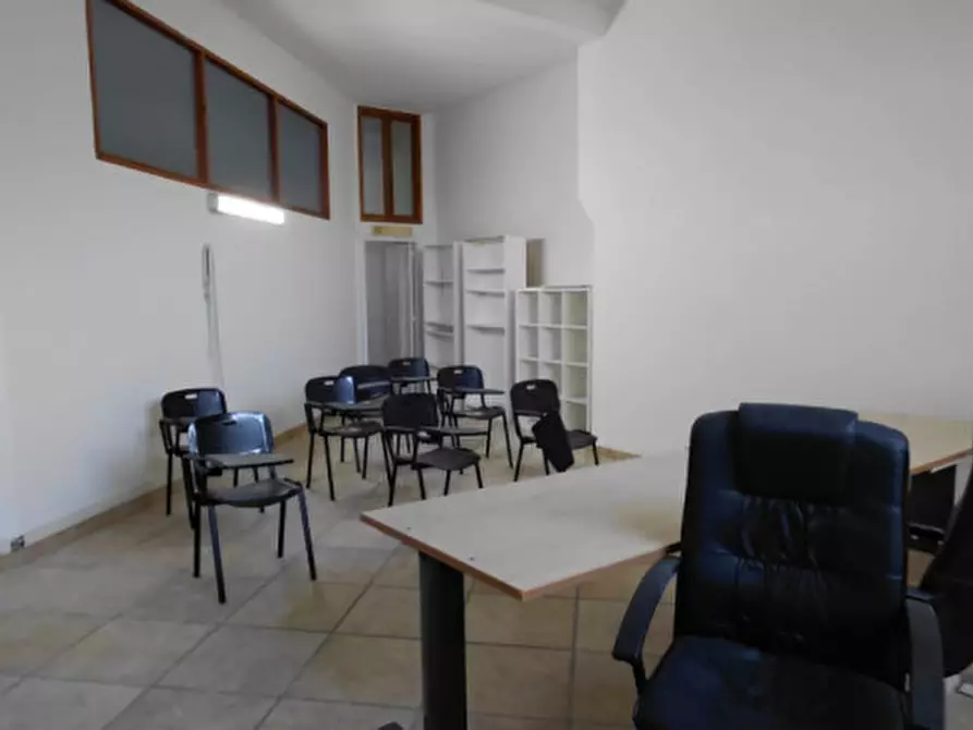 Immagine 13 di Attività commerciale in affitto  in Corso Arnaldo Lucci 54 a Napoli