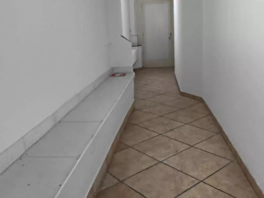 Immagine 14 di Attività commerciale in affitto  in Corso Arnaldo Lucci 54 a Napoli