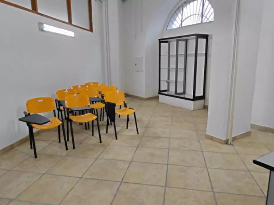 Immagine 17 di Attività commerciale in affitto  in Corso Arnaldo Lucci 54 a Napoli