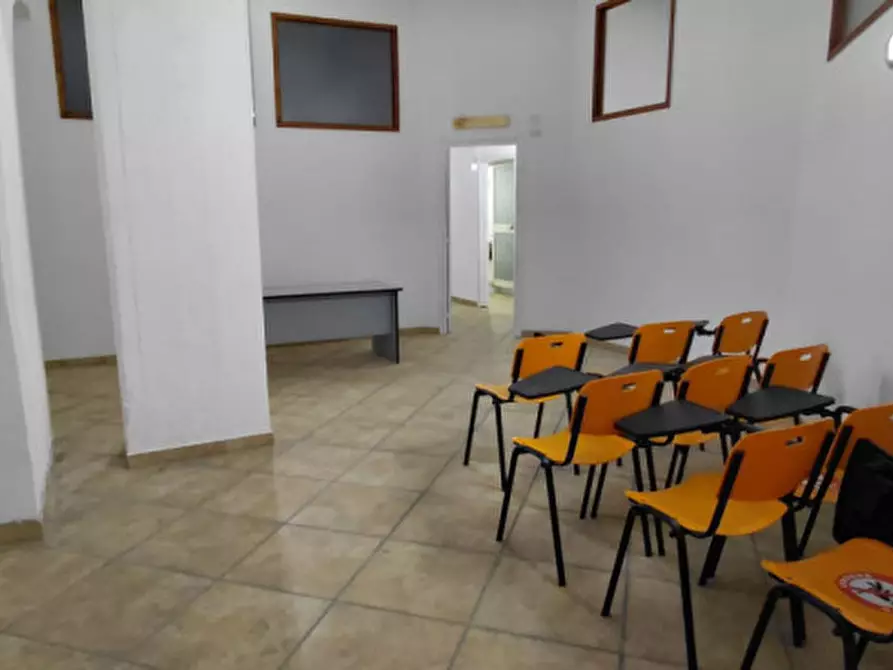 Immagine 18 di Attività commerciale in affitto  in Corso Arnaldo Lucci 54 a Napoli